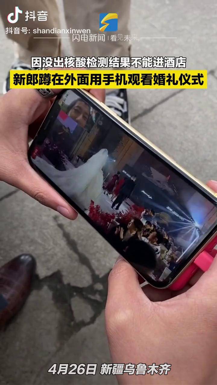 “测核酸没认出妻子	” 核酸检测认出妈妈？-第1张图片